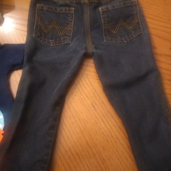Wrangler jeans 18 months with t shirt - Picture 2 of 7